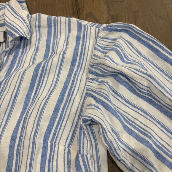 Cabi Linen Blend "Pacific Top" in Washed Stripe. Small - Picture 4 of 9